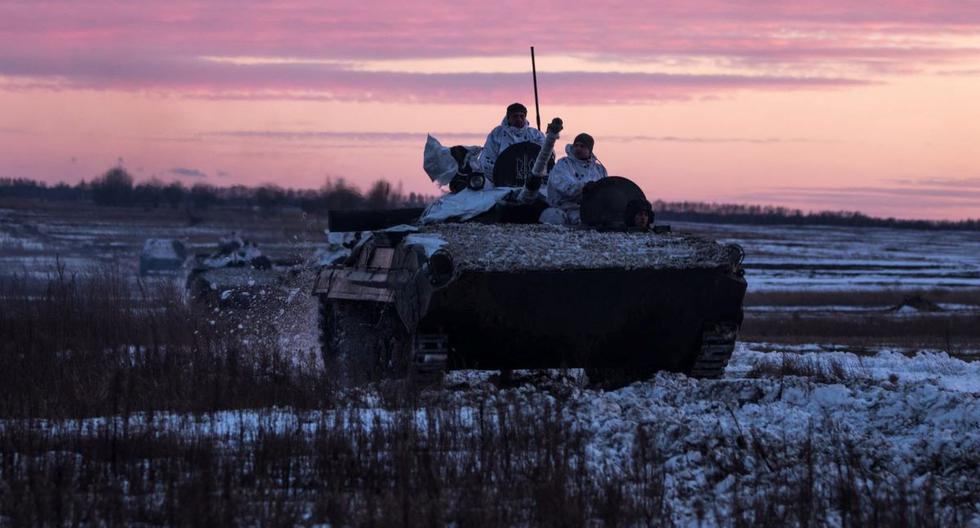 Esta foto del Estado Mayor General de las Fuerzas Armadas de Ucrania muestra a los militares ucranianos durante maniobras en la región de Chernihiv el 12 de febrero de 2022. (AFP).