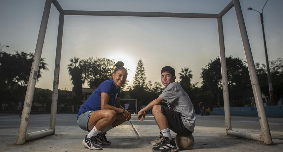 Sandy Dorador y Uziel Castillo, su hijo, en la cancha de su barrio. Sandy, además, entrena a niñas que quieren ser futbolistas en Complejo Deportivo Antares, en SMP. (Foto: Elías Alfageme)