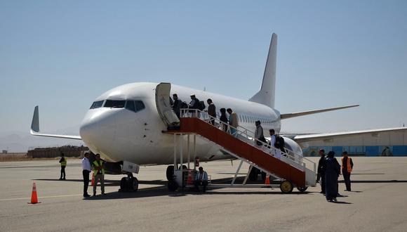 Pasajeros subiéndose a un avión en el aeropuerto de Afganistán. (Foto: AFP)