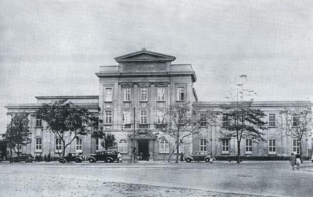 1929. Fachada del Hospital del Niño Julia Swayne de Leguía, inaugurado el 1 de noviembre.