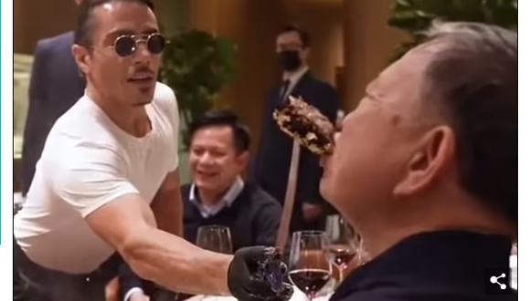 Salt Bae alimenta al ministro de Seguridad Pública de Vietnam, el general To Lam, con bistec bañado en oro de más de 1.100 dólares. (Captura de video / TikTok).