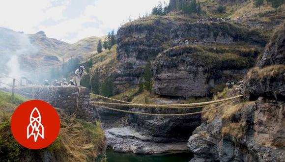 El puente se compone de cuatro cuerdas gruesas y dos que funcionan de barandillas de 38 metros de largo que son tejidas a mano. (Foto: YouTube)