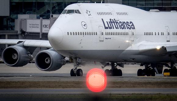 Lufthansa había informado ayer de que cancelaría unos 7,100 vuelos hasta finales de marzo debido a la caída de la demanda. (Foto: AP)