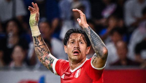 El delantero de la selección peruana definió de gran manera, tras gran pase de Paolo Guerrero.