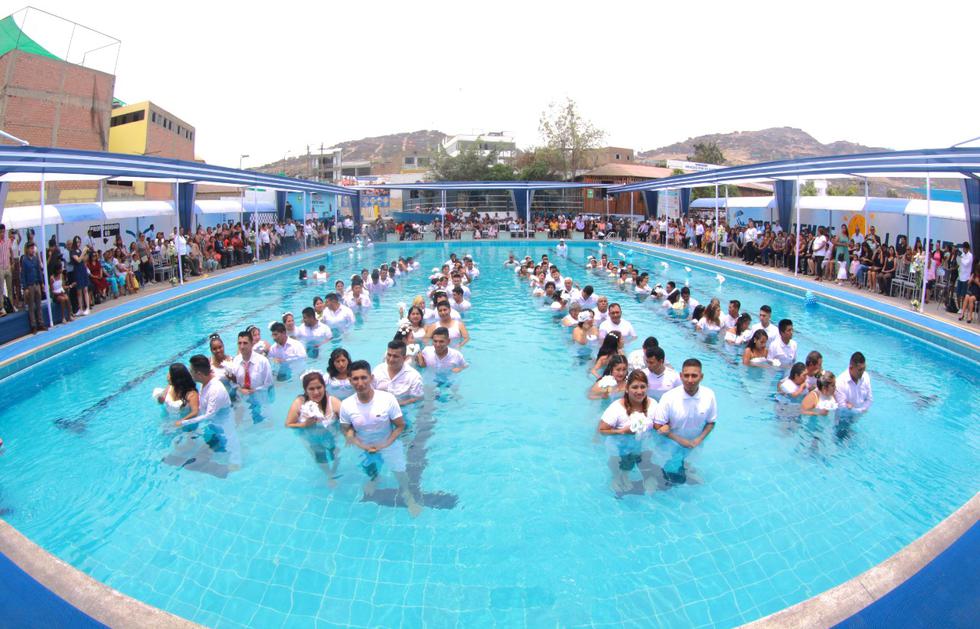Acuaboda en Mi Perú, el distrito más joven de Callao. Así fue el matrimonio masivo en la piscina municipal.
