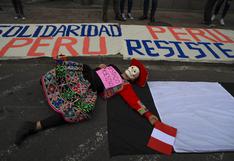 Decenas de personas claman en Ecuador contra las muertes en protestas de Perú