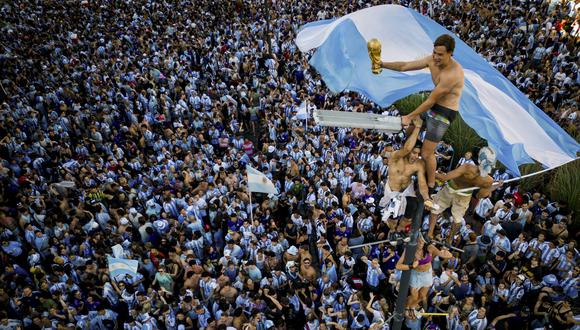 En esta vista aérea los fanáticos de Argentina celebran ganar el Mundial de Qatar 2022 contra Francia en el Obelisco de Buenos Aires, el 18 de diciembre de 2022. (Foto de TOMÁS CUESTA/AFP)