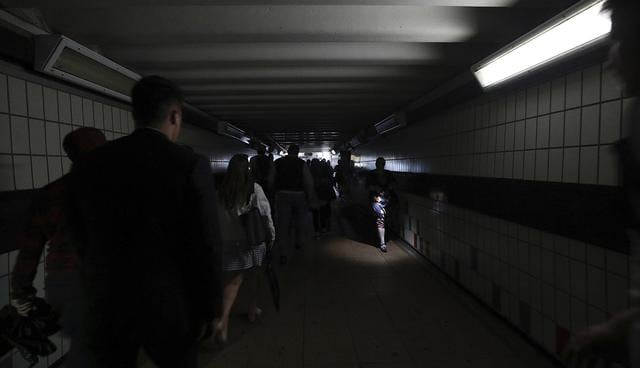 Londres sufrió un apagón este viernes que afectó una línea del metro de la ciudad. (Foto: AP)