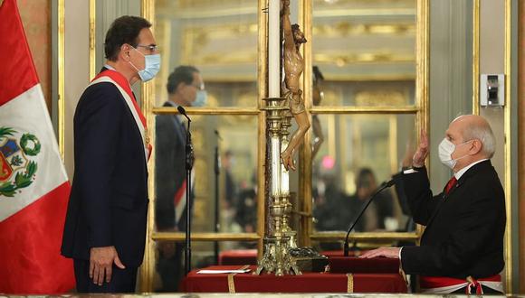 El presidente Martín Vizcarra juramenta al nuevo primer ministro Pedro Cateriano, ayer, en Palacio de Gobierno. (Foto: Difusión).