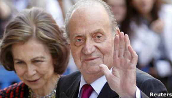 La mayoría de españoles cree que el rey Juan Carlos debe abdicar, según encuesta