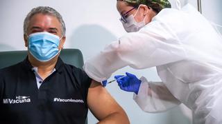 Iván Duque recibe primera vacuna contra el coronavirus con la pandemia disparada en Colombia