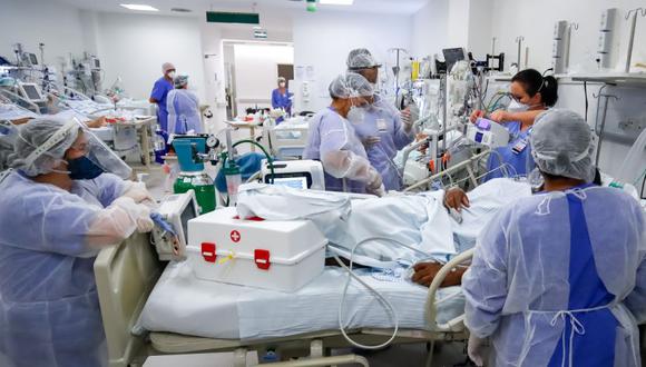 Personal médico trabaja en la Unidad de Cuidados Intensivos (UCI) del hospital de Clínicas, en Porto Alegre (Brasil). (Foto: EFE/Marcelo Oliveira/Archivo).