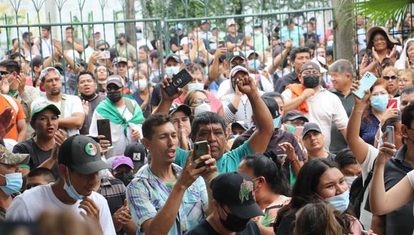 Personas esperan afuera de la sede del Comité Pro Santa Cruz las resoluciones de la Asamblea de la Cruceñidad reunida en Santa Cruz (Bolivia).
