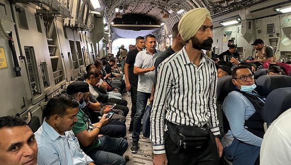 Ciudadanos indios a bordo de un avión militar de su país en el aeropuerto de Kabul el 17 de agosto de 2021 para ser evacuados. (AFP).