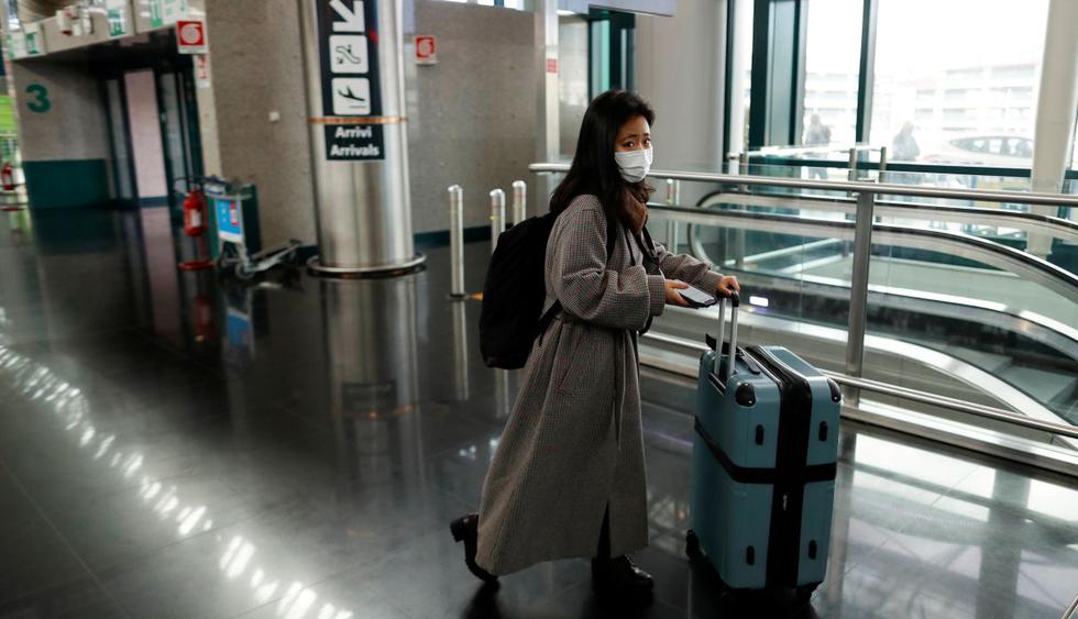 Una pasajera con una máscara de protección es vista en el aeropuerto Fiumicino de Roma en Italia. (Reuters).