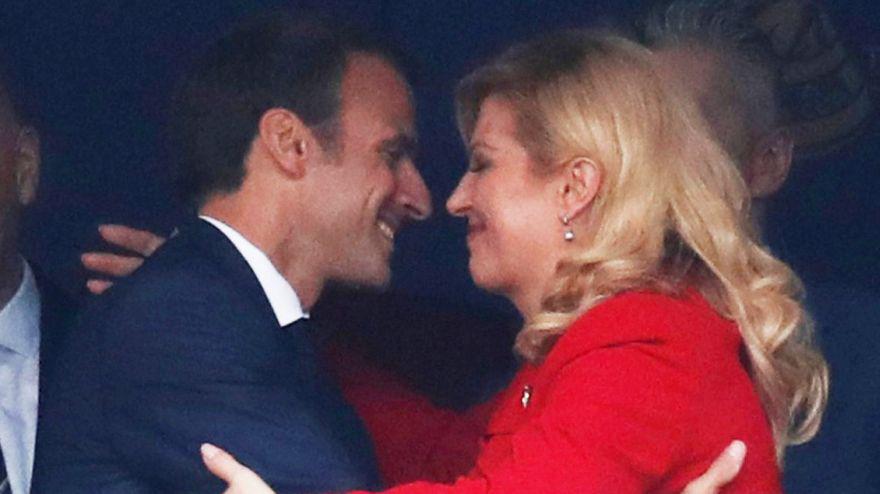 Los efusivos besos que Emmanuel Macron le dio a la presidenta de Croacia tras victoria. (Foto: AFP)