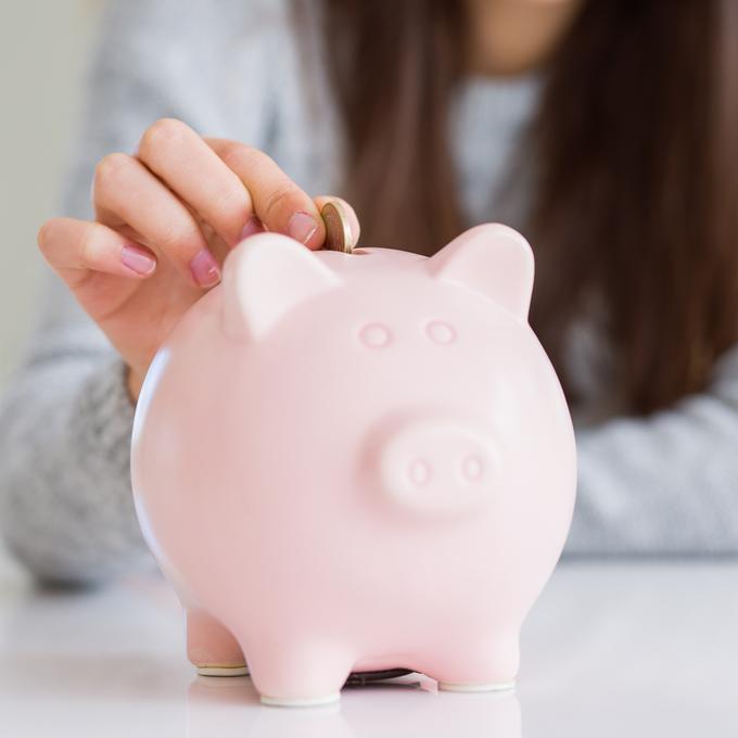 ¿Es posible ahorrar e invertir si tienes deudas? Experto en finanzas personales responde