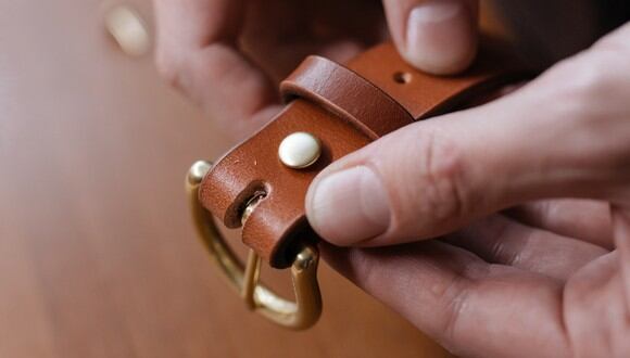 Conserva tus cinturones viejos para reutilizarlos en el hogar. (Foto: Pexels/cottonbro studio).