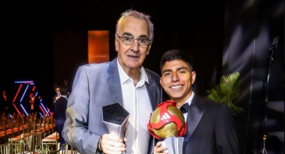 Jorge Fossati (mejor entrenador) y Piero Quispe (mejor jugador) fueron galardonados en los premios de la Liga 1. (Foto: FPF)