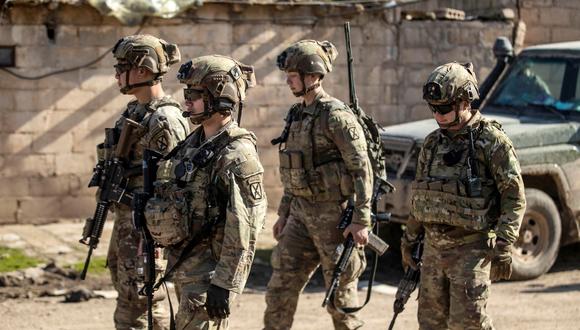 Soldados estadounidenses patrullan un área en la ciudad de Tal Hamis, al sureste de la ciudad de Qameshli, en Siria, el 24 de enero de 2024. (Foto de Delil SOULEIMAN / AFP).