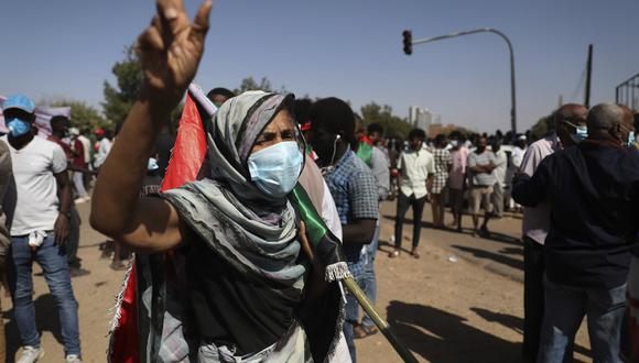 Una persona protesta en Jartum, Sudan, hoy, sábado 19 de diciembre del 2020. AP Photo/Marwan Ali)