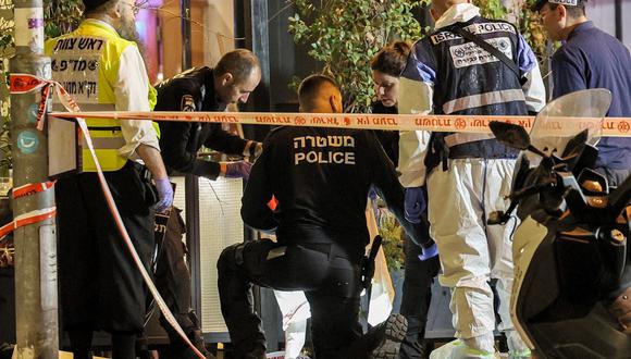 Policías israelíes y expertos forenses inspeccionan la escena de un tiroteo a lo largo de la avenida Dizengoff en el centro de Tel Aviv el 9 de marzo de 2023. (Foto de JACK GUEZ / AFP)