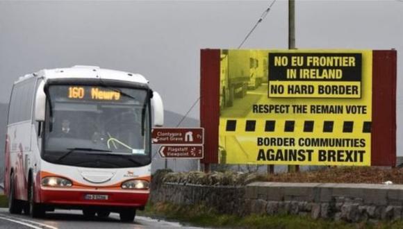 Los críticos de la opción de instalar una "frontera dura" entre Irlanda e Irlanda del Norte advierten que podría poner en peligro el proceso de paz.