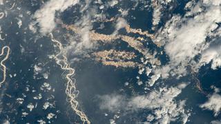 “Ríos de oro” en Perú: las imágenes de la NASA que revelan el alcance de la minería ilegal en la Amazonía 