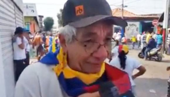 Venezuela | Manifestante venezolano: “Le pido a mi hijo oficial del ejército, que entregue su arma”. (Captura)