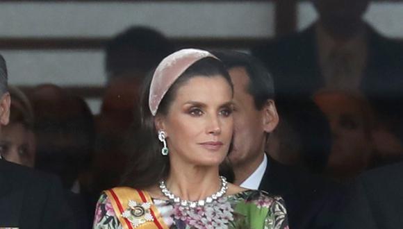 Letizia de España asiste a la ceremonia de entronización del emperador Naruhito, en Japón, el pasado 22 de octubre, con una elegante vincha de terciopelo.