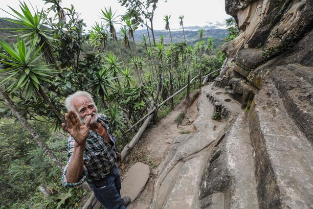 En una recóndita montaña de Nicaragua, Alberto Gutiérrez construyó una especie de mirador con barandas de bambú para que los turistas apreciaran su obra, que practica desde hace más de 40 años. (Foto: AFP)