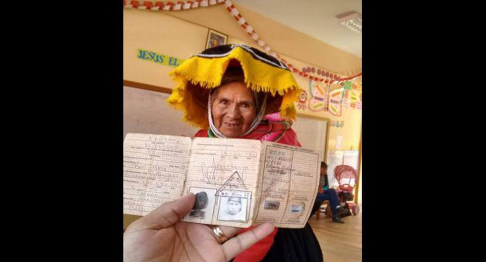 Esta mujer de 80 años enternece en redes sociales. (Foto: Twitter)