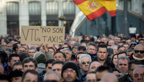 Un momento de la concentración de taxistas madrileños en la Puerta del Sol de Madrid. (Foto: EFE)