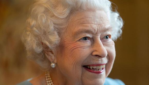 La reina Isabel II de Gran Bretaña sonríe durante una recepción en el salón de baile de Sandringham House, la residencia de la reina en Norfolk, el 5 de febrero de 2022. (Joe Giddens / AFP).