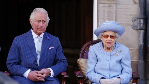 El Príncipe Carlos de Gran Bretaña y la Reina Isabel II asisten al Desfile de Reddendo de la Guardia del Cuerpo de la Reina de Escocia. (Foto: Jane Barlow / POOL / AFP)