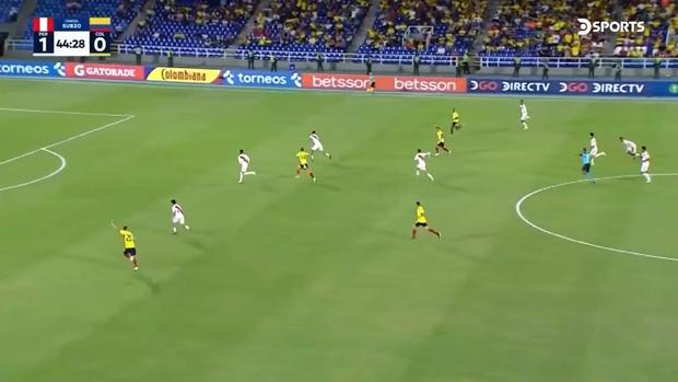 Foto 2: En un momento de la jugada, Colombia queda con cinco atacantes y Perú solo con tres defensores.