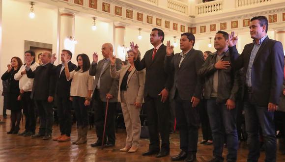 Los ministros bolivianos entrantes durante el acto de juramentación del nuevo gabinete de Gobierno, en La Paz. (Foto: EFE)