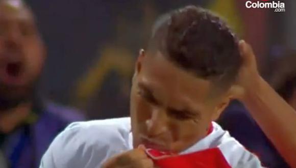 El capitán peruano Paolo Guerrero besa la camiseta. (Captura: Facebook)
