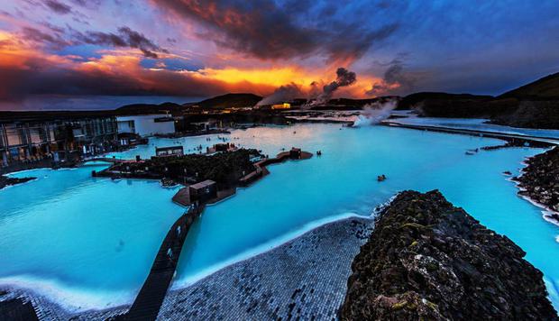 La Laguna Azul es un balneario geotermal en Islandia y uno de los atractivos más visitados. Sus aguas de temperatura agradable están llenas de minerales como sílice y azufre que le hacen bien a la piel. Tal vez te cruces con varios turistas, pero su