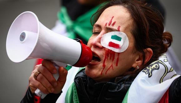 Mujer iraní protesta en calles de Bélgica. (Foto: EFE/EPA/STEPHANIE LECOCQ)