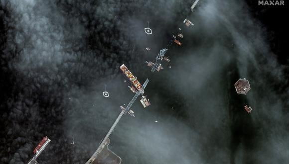 El puente fue destruido en segundos el 26 de marzo de 2024, cuando el carguero Dali, con bandera de Singapur, se estrelló contra una columna de apoyo, matando a seis trabajadores de la carretera y conmocionando al país. (Foto por imagen satelital �2024 Maxar Technologies / AFP)