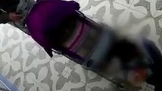 SMP: mujer adiestra y utiliza a menor para robar al interior de una farmacia | VIDEO