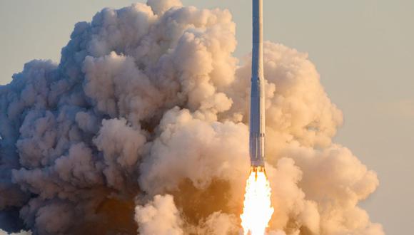 El primer cohete espacial de producción propia de Corea del Sur, Nuri, es lanzado desde el Centro Espacial Naro en Goheung, en la provincia de Jeolla del Sur. (YONHAP / AFP).
