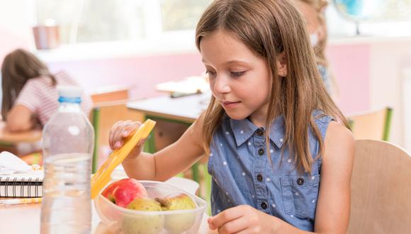 Una dieta equilibrada que incluya una variedad de frutas, verduras, líquidos y snacks saludables ayudará a proteger a los niños del calor y posibles enfermedades durante su jornada escolar.