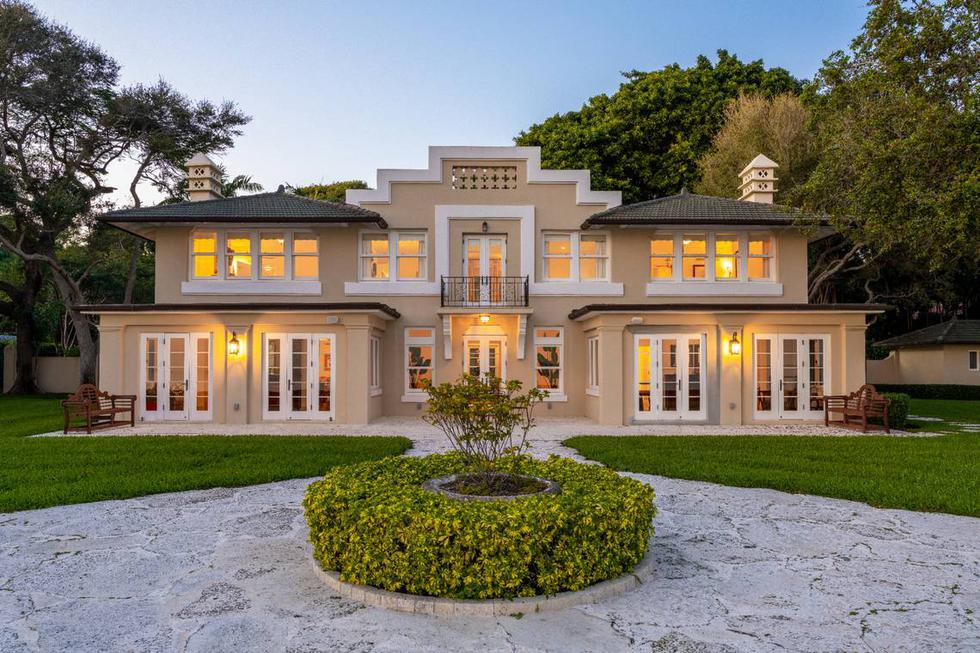 Medios especializados en bienes raíces informaron este sábado que la mansión de la abogada y exbanquera estadounidense Adrienne Arsht se vendió a 106,9 millones de dólares, convirtiéndose en la primera propiedad residencial en Miami-Dade que supera la marca de 100 millones de dólares. 