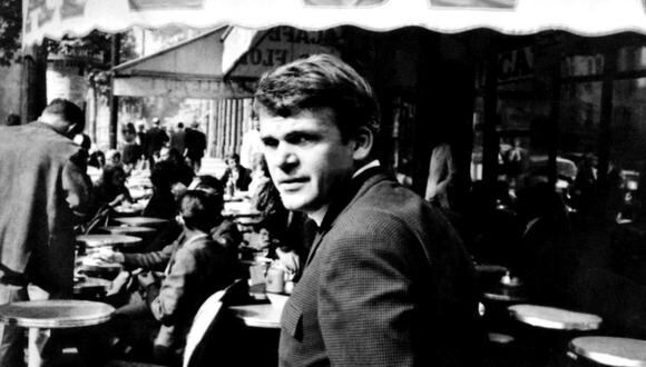 Milan Kundera en 1975, en París. El escritor checo llegó a adquirir la nacionalidad francesa. (Foto: AFP)