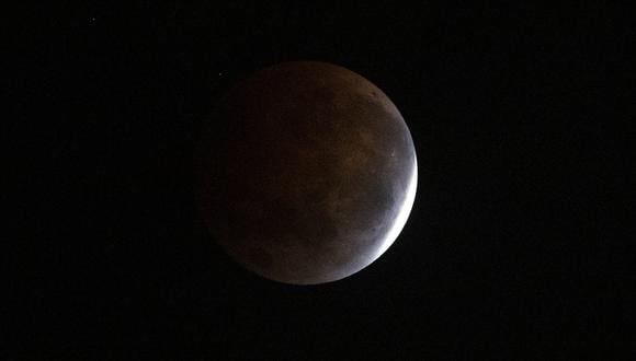 Eclipse lunar total en Fiji, el 26 de mayo de 2021. (Foto: Leon LORD / AFP)