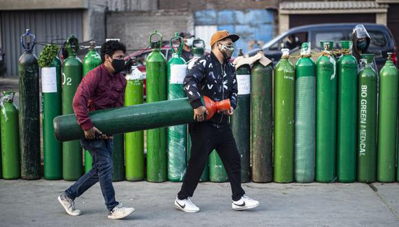 Familiares de personas con coronavirus están desesperados por conseguir oxígeno para mantener con vida a sus seres queridos en el Perú. (Foto de ERNESTO BENAVIDES / AFP).