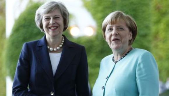 La primera ministra de Reino Unido, Theresa May, y la canciller de Alemania, Angela Merkel. (Foto:Reuters)