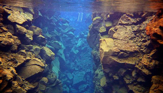 Silfra. Es el único lugar donde se puede ver la división de las placas tectónicas de Eurasia y América. Se encuentra dentro del Parque Nacional Thingvellir, Islandia. (Foto: Guillaume Baviere / Flickr bajo licencia de Creative Commons)